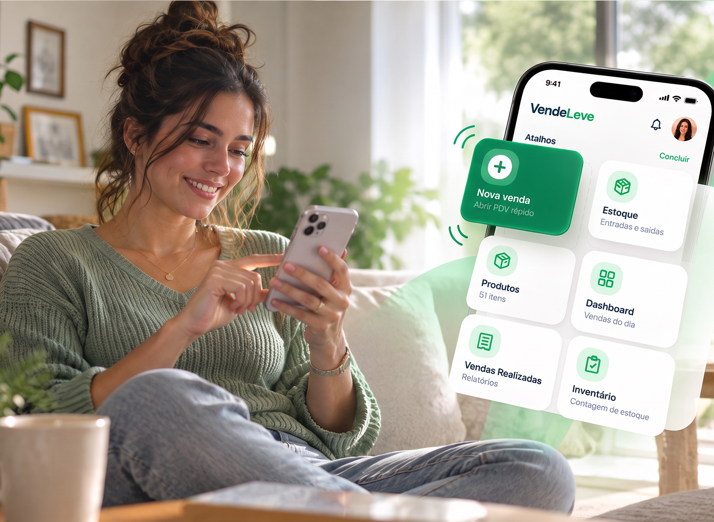 Mulher sorridente usando o aplicativo VendeLeve no celular, com o atalho “Nova venda” em destaque ao lado de Estoque, Produtos, Dashboard, Vendas Realizadas e Inventário